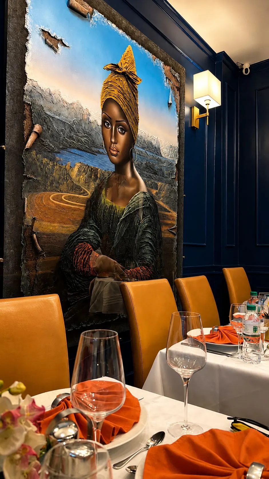 Grand portrait peint sur panneau texturé, table dressée et verres à vin au premier plan